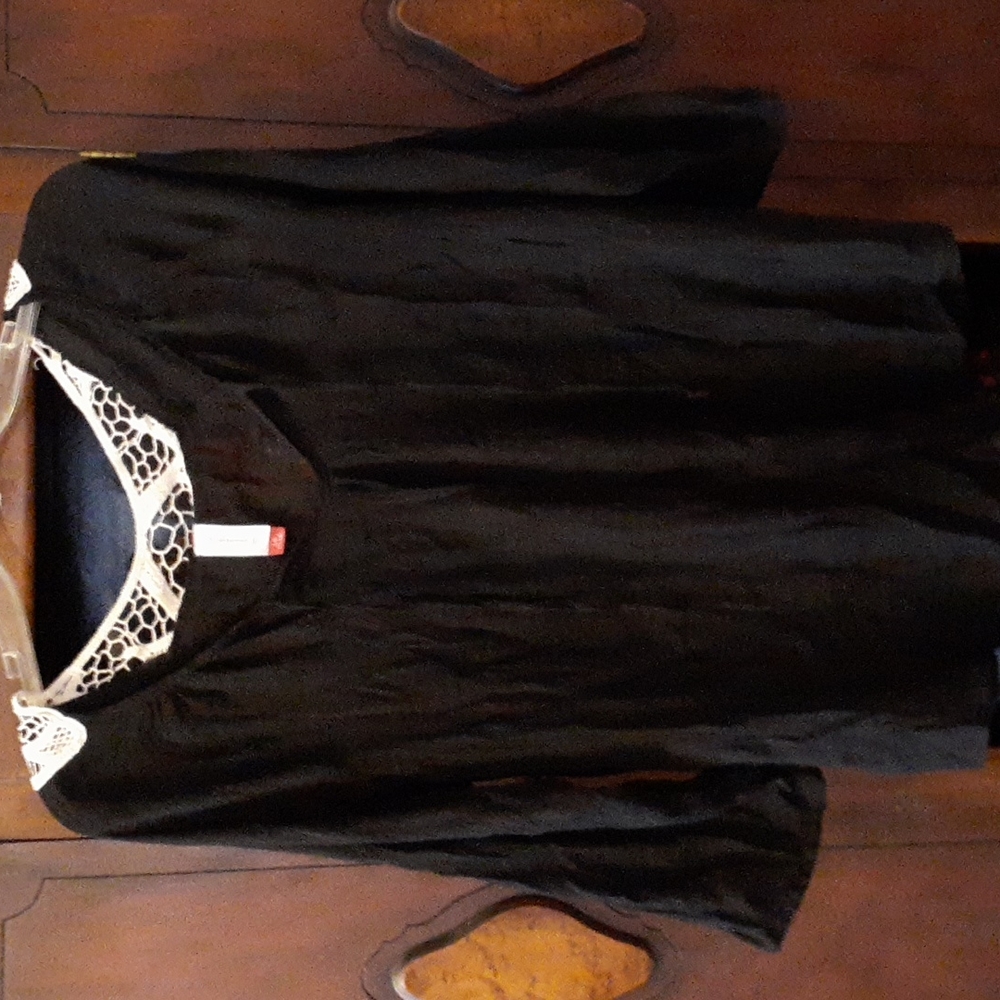 No boundaries 3/4 sleeves w/ lace detail on back, sz Lg